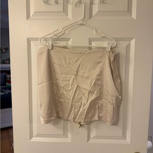 Abercrombie Satin-blend slit mini skort in cream